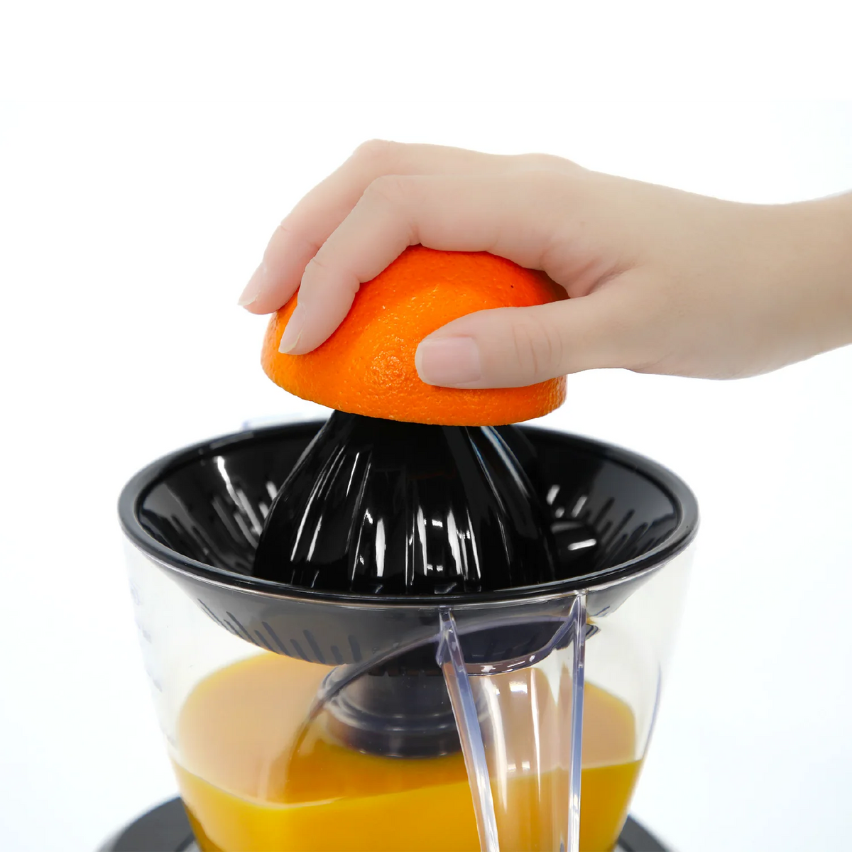 Accesorio citrus Kuvings sobre la base del extractor AUTO10 exprimiendo una naranja